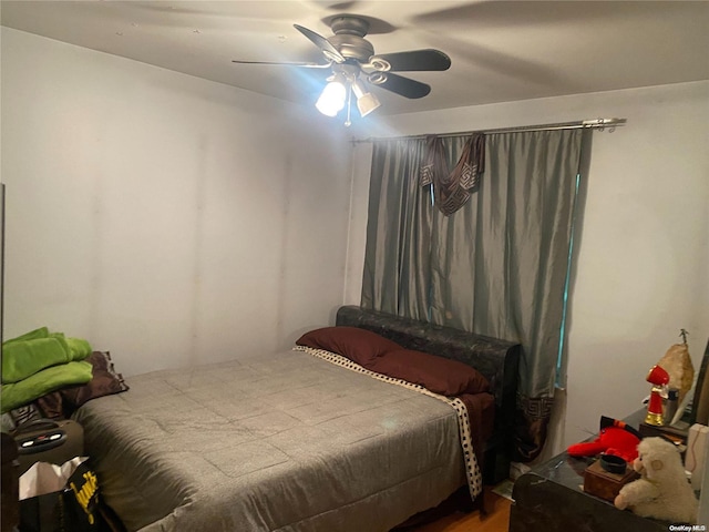 bedroom with ceiling fan