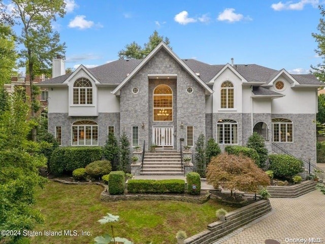 view of front facade featuring a front yard