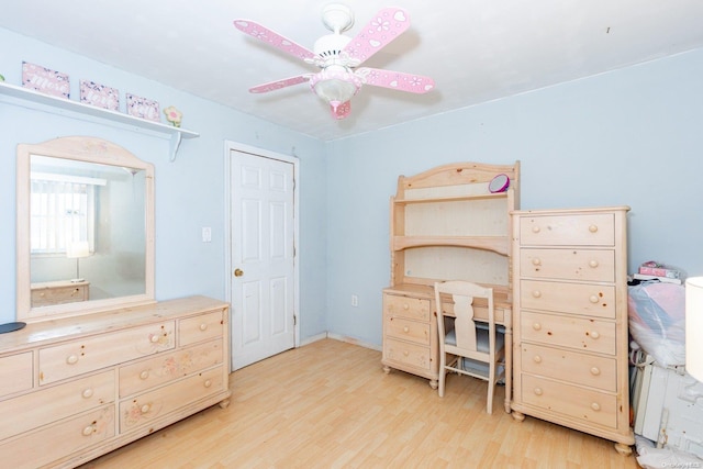 bedroom featuring light hardwood / wood-style floors and ceiling fan