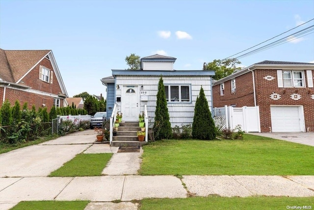 view of front of house featuring a front yard and a garage