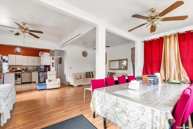 dining space featuring crown molding, light hardwood / wood-style flooring, and ceiling fan