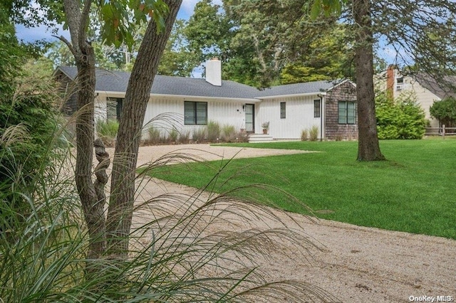 view of front of home featuring a front yard