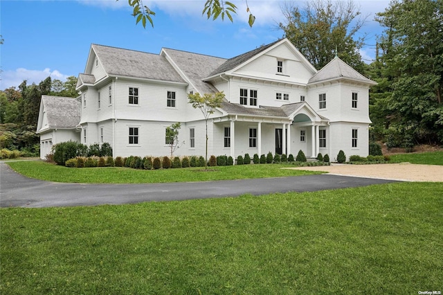 view of front facade featuring a front yard