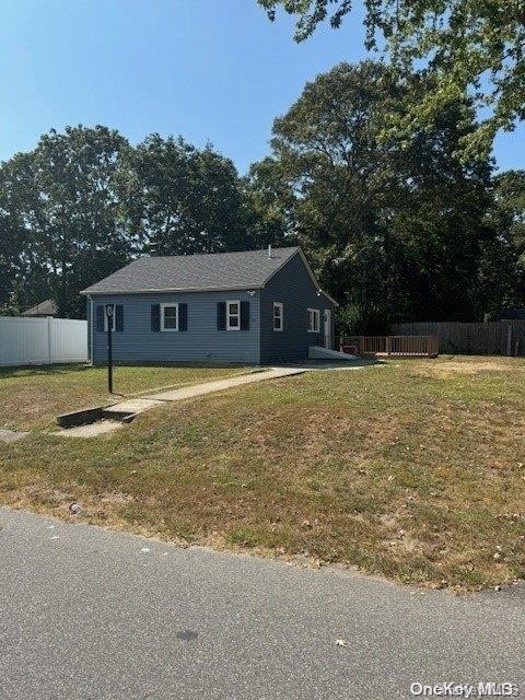 view of front of home featuring a front yard