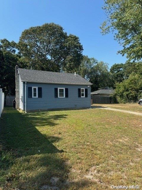 view of front of home featuring a front yard