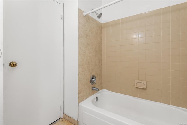 bathroom featuring tiled shower / bath combo