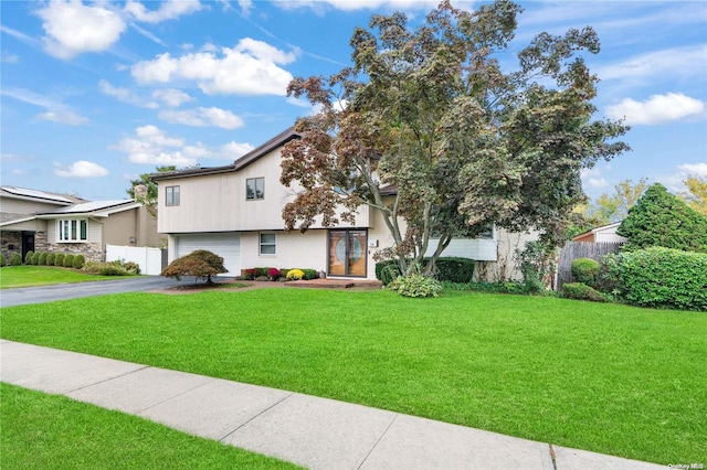 split level home featuring a front yard