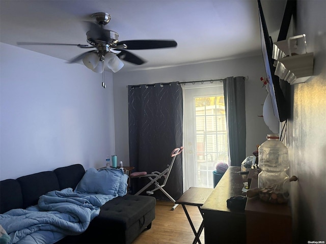 living room featuring light hardwood / wood-style floors and ceiling fan