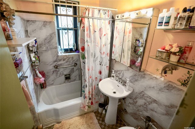 bathroom featuring shower / tub combo