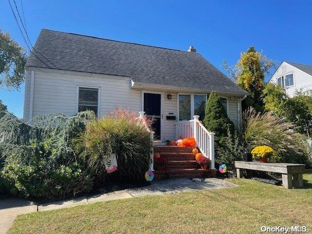 view of front of home featuring a front lawn