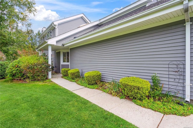 view of side of property featuring a yard