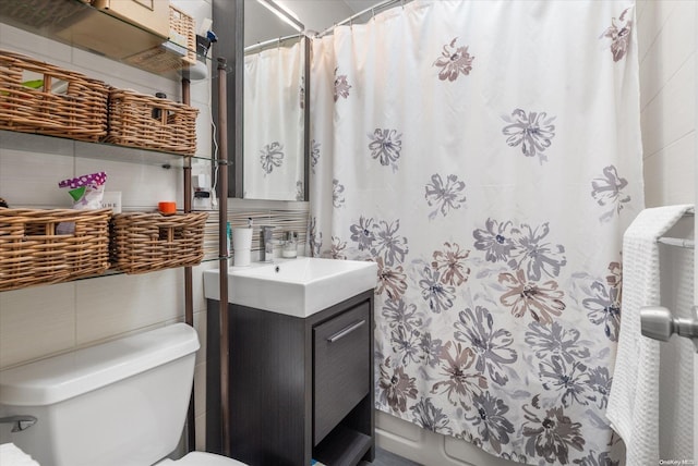 bathroom featuring tasteful backsplash, a shower with curtain, vanity, and toilet