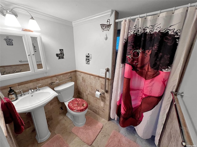 bathroom featuring curtained shower, toilet, ornamental molding, and tile walls