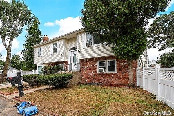 split foyer home featuring a front yard