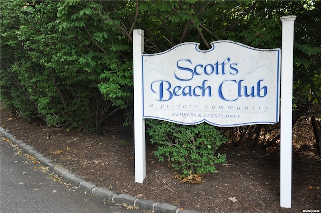 view of community / neighborhood sign