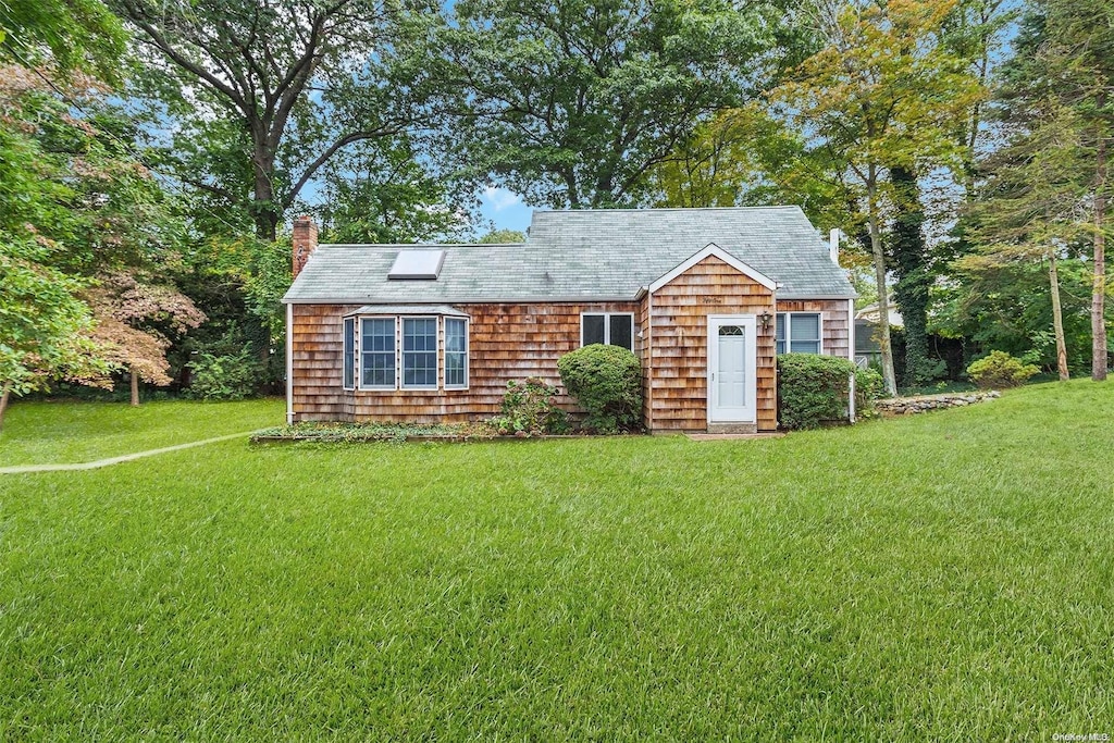 view of front of property featuring a front lawn