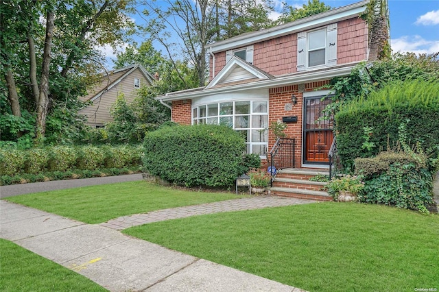 view of front of home featuring a front yard