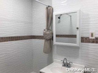 bathroom featuring a shower with curtain and vanity