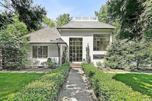 1 Koala Ln, East Hampton, NY 11937 - view of front facade with a front lawn