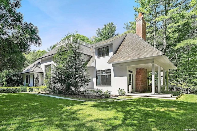 view of front facade featuring a front yard