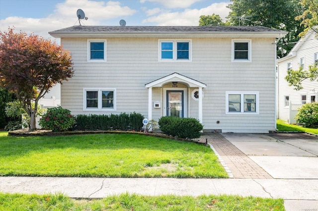 view of front facade featuring a front yard