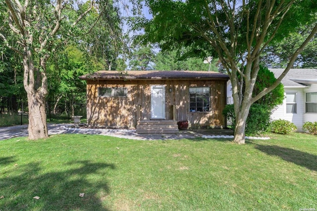 view of front of property with a front lawn