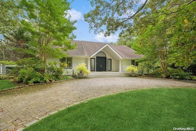 single story home with a front yard