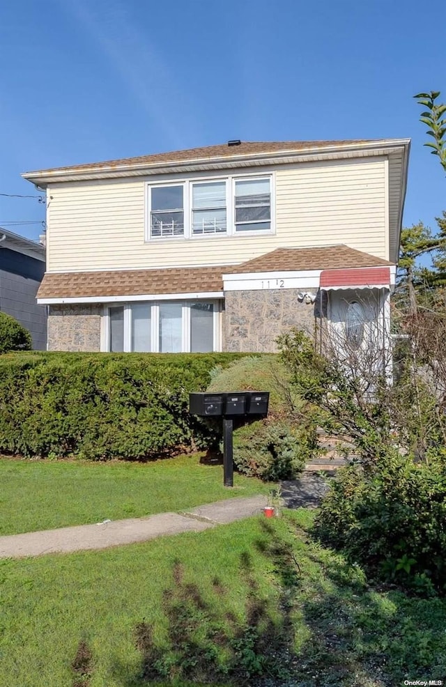 view of front facade featuring a front yard