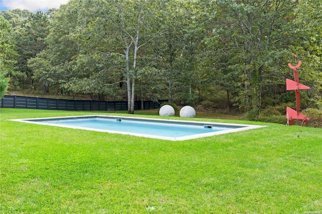 view of swimming pool featuring a yard