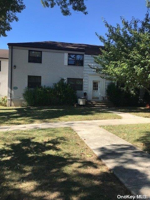 view of front of property featuring a front lawn