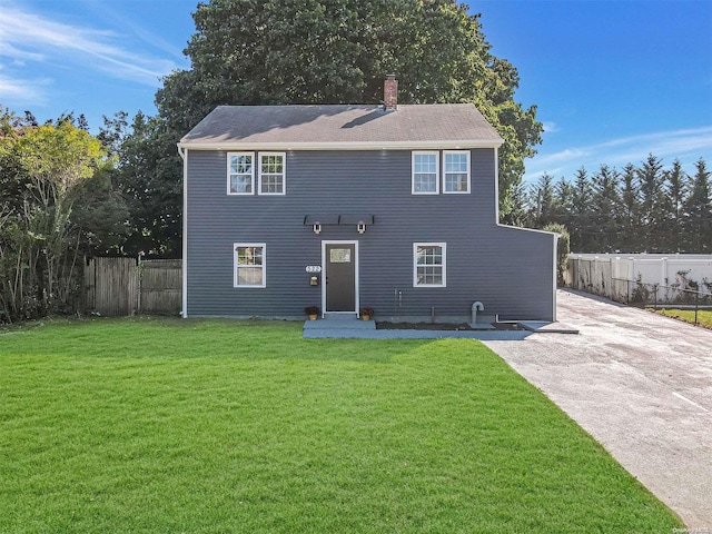 view of front of house with a front lawn