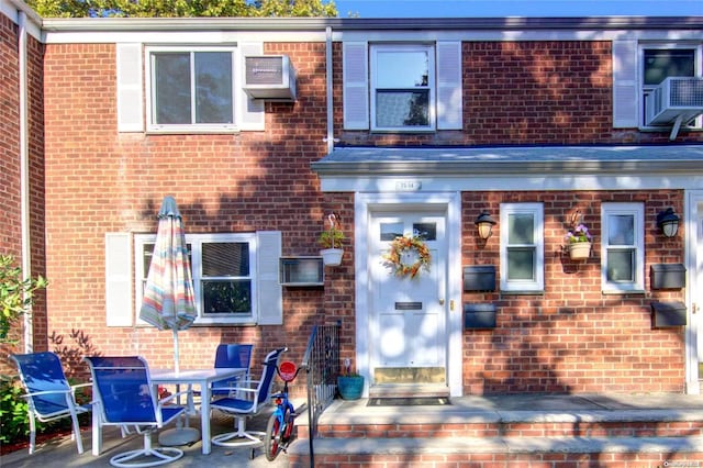 view of front of property featuring a patio area