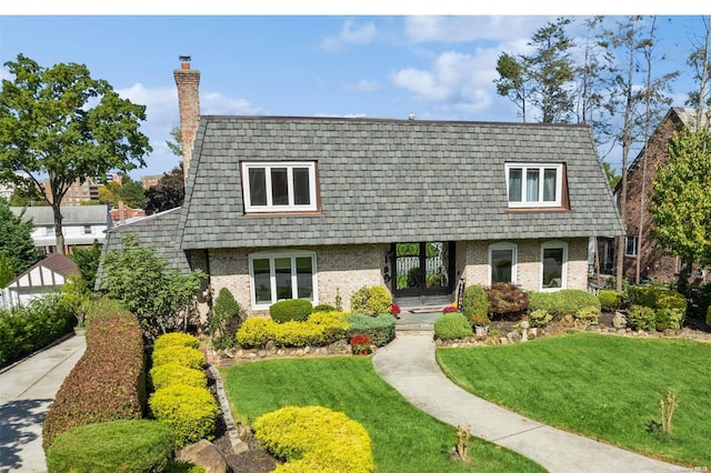 view of front of property featuring a front yard