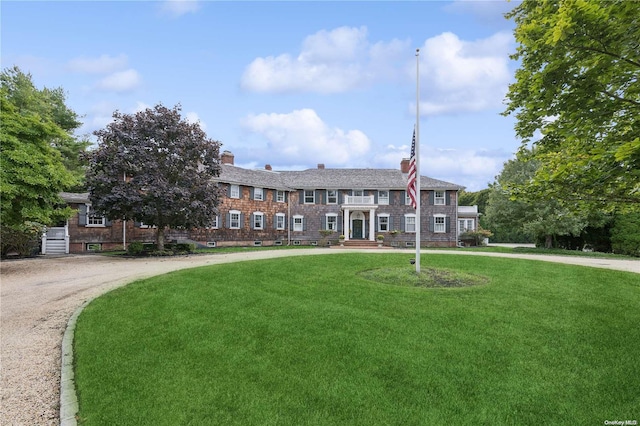 view of front facade with a front yard