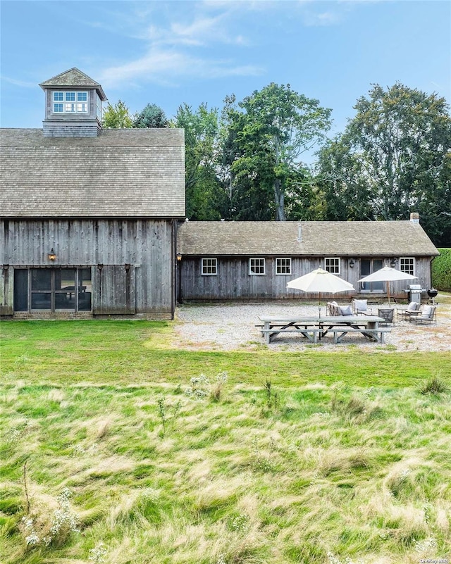 view of outdoor structure featuring a yard