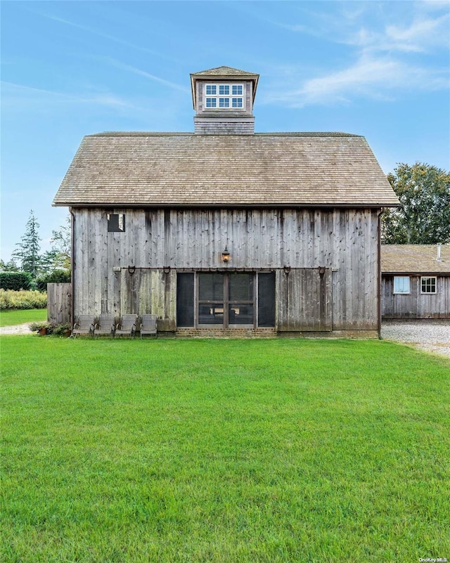 view of outdoor structure with a yard