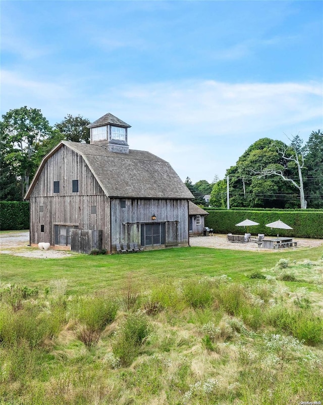 rear view of house featuring an outdoor structure