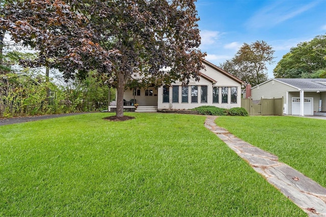 view of front facade featuring a front lawn