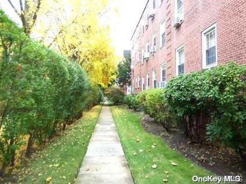 view of property's community featuring a yard