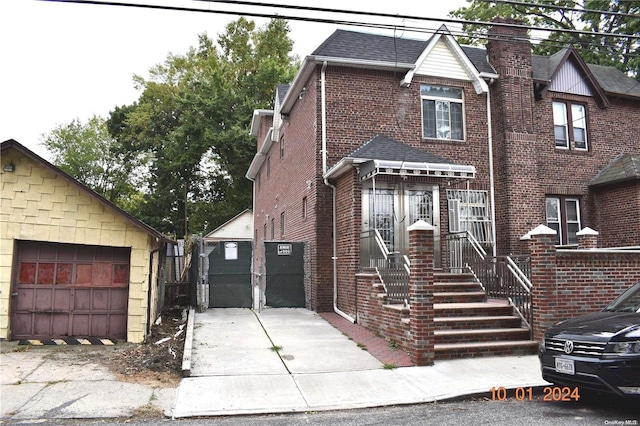 view of front facade featuring a garage