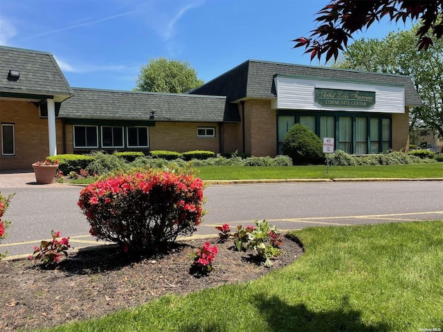 view of front of property with a front yard