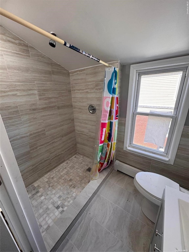 bathroom featuring a shower with curtain, toilet, and lofted ceiling