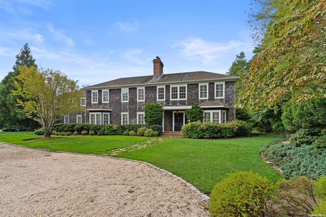 colonial home featuring a front yard