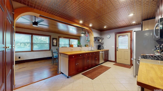 kitchen featuring ceiling fan, sink, appliances with stainless steel finishes, and light hardwood / wood-style flooring