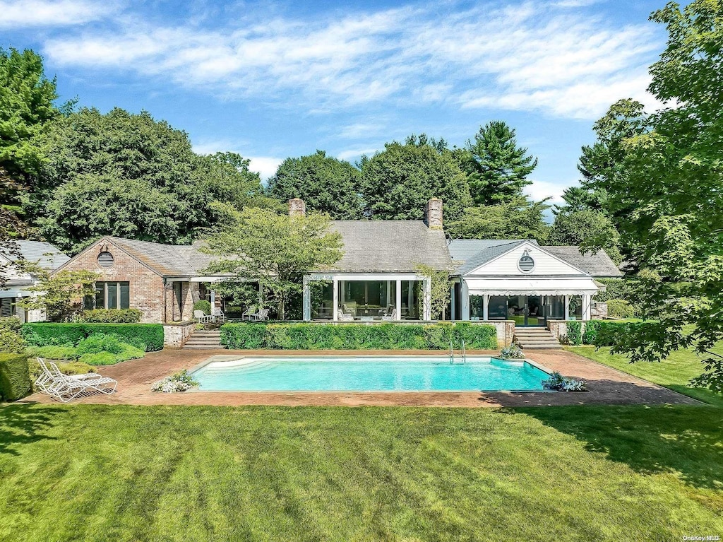 view of swimming pool featuring a lawn