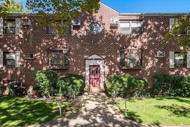 view of front of property featuring a front yard