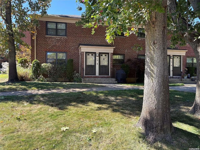 view of front of property with a front lawn