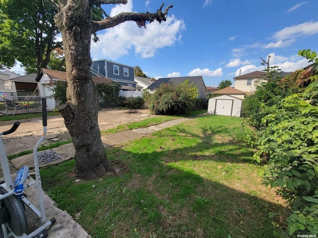 view of yard with a storage unit