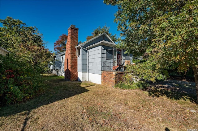 view of side of property featuring a lawn