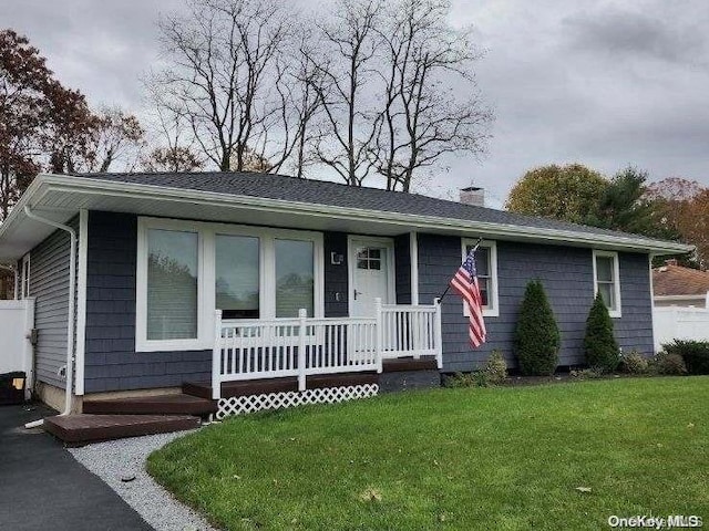 single story home featuring a porch and a front lawn